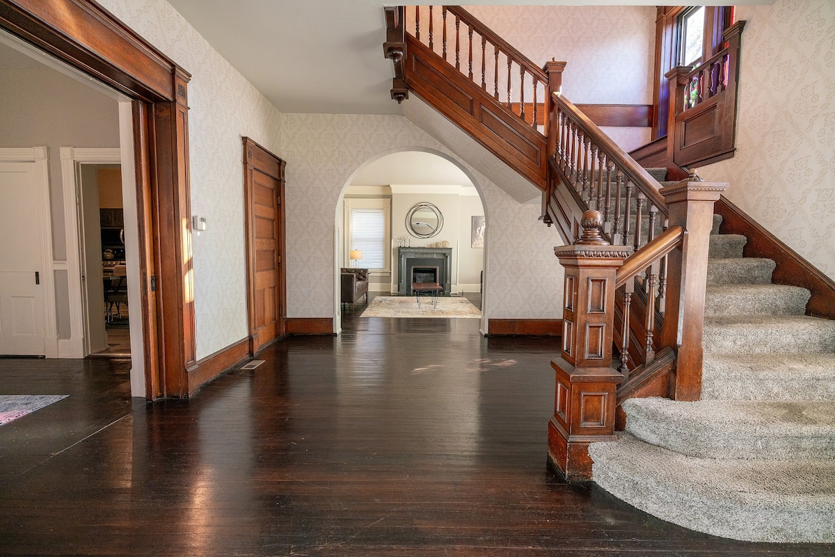 Upscale, Walk to Downtown, 5BD