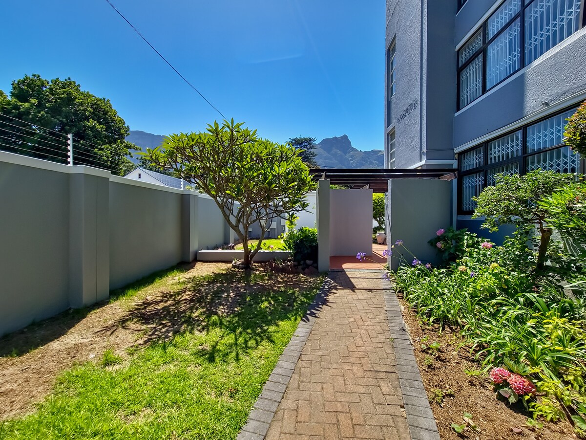 Spacious Two Bedroom Apartment in Newlands