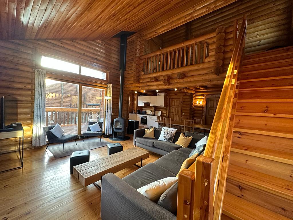 Superbe chalet 14 personnes avec piscine et sauna.