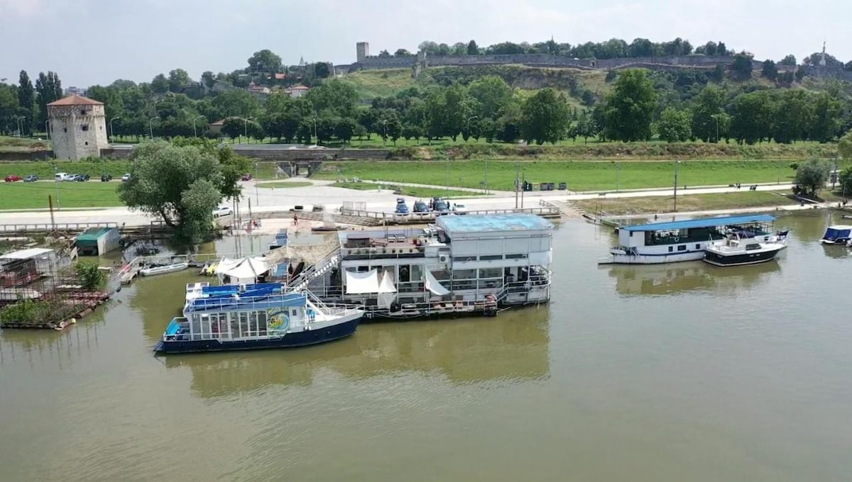 多尔科尔港(Dorcol Harbor)