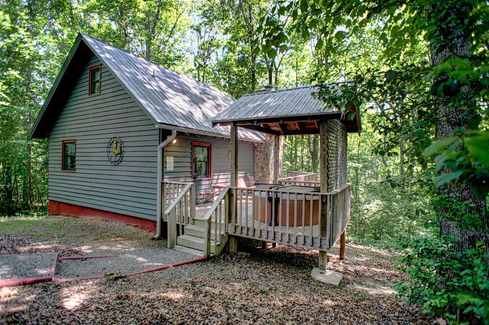 Cozy Country Cabin HotTub Fireplace Vineyard View