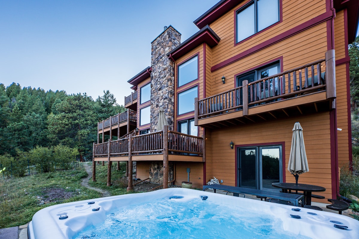 Evergreen Mountain Basecamp w/Hot tub on 10 acres!