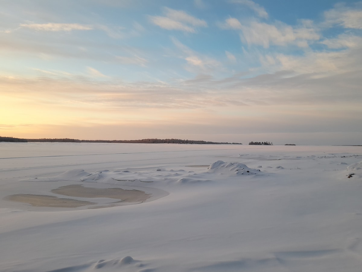 Meren rannalla mökki ja rantasauna