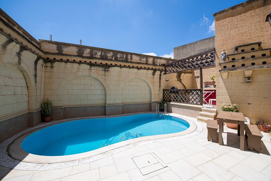 Ta' Kullarina Farmhouse with Private Pool