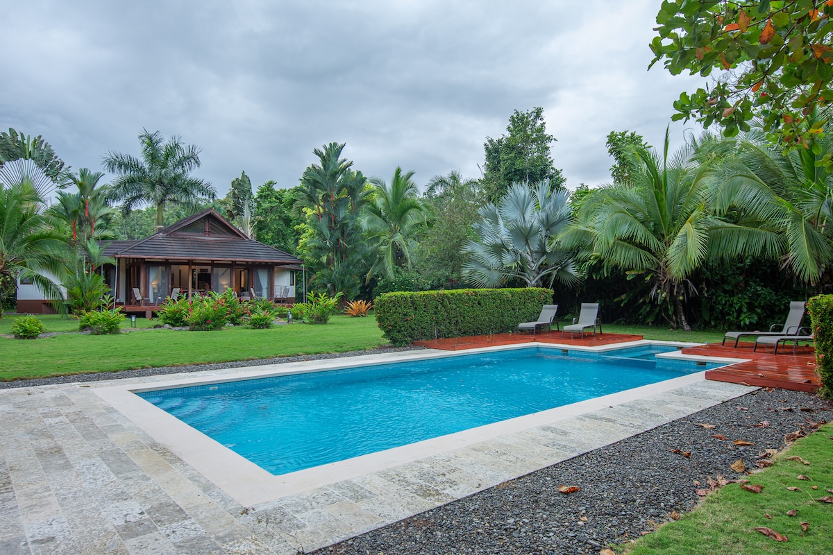 Three Monkeys Cahuita with pool, a/c & BBQ