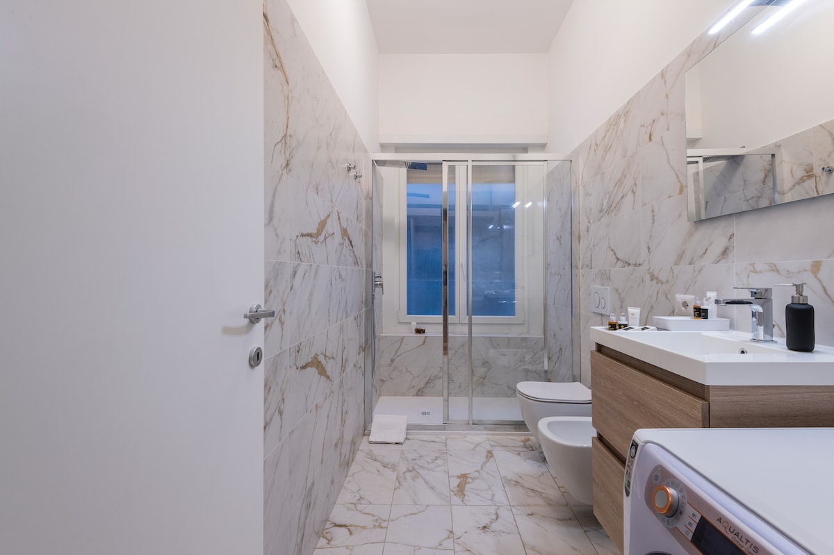 [New Apartment close to Duomo] + Private Parking