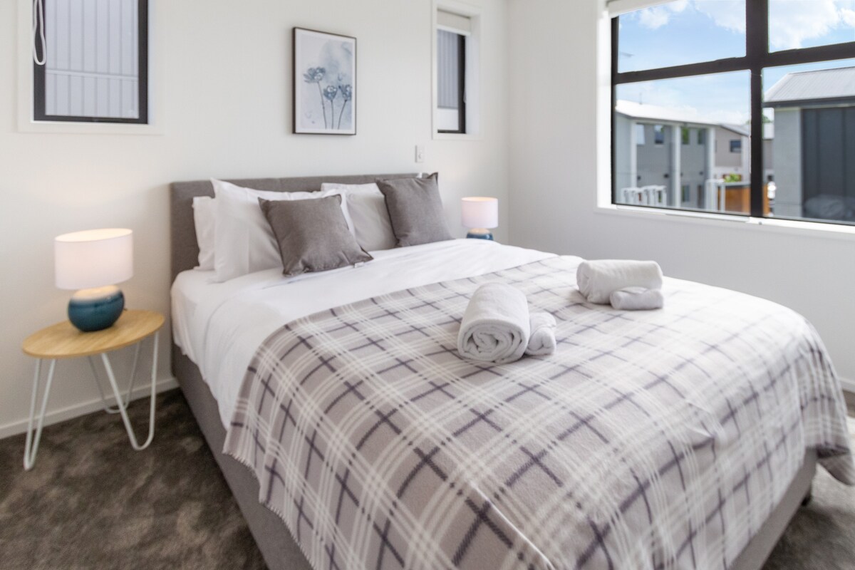 Christchurch Quarters: 2 bed 2 bath w/carpark