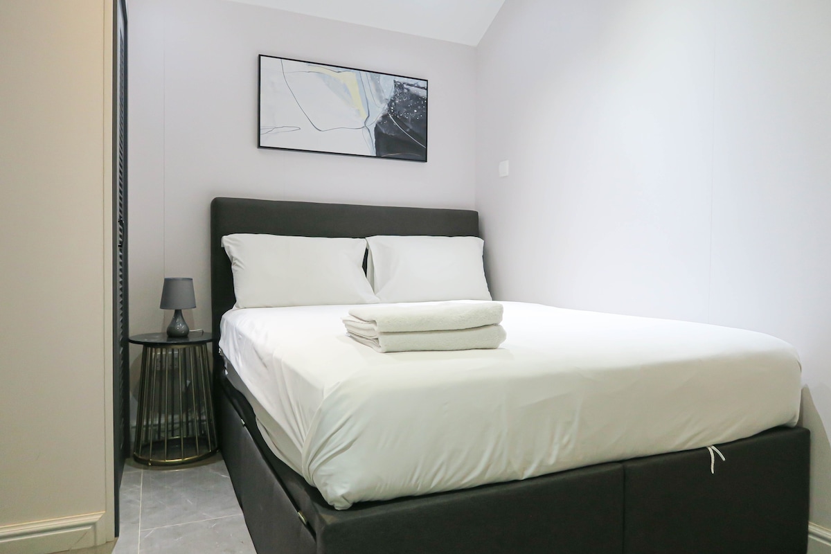 New Comfy Room Suite/ WIFI @ Orchard/Somerset Area