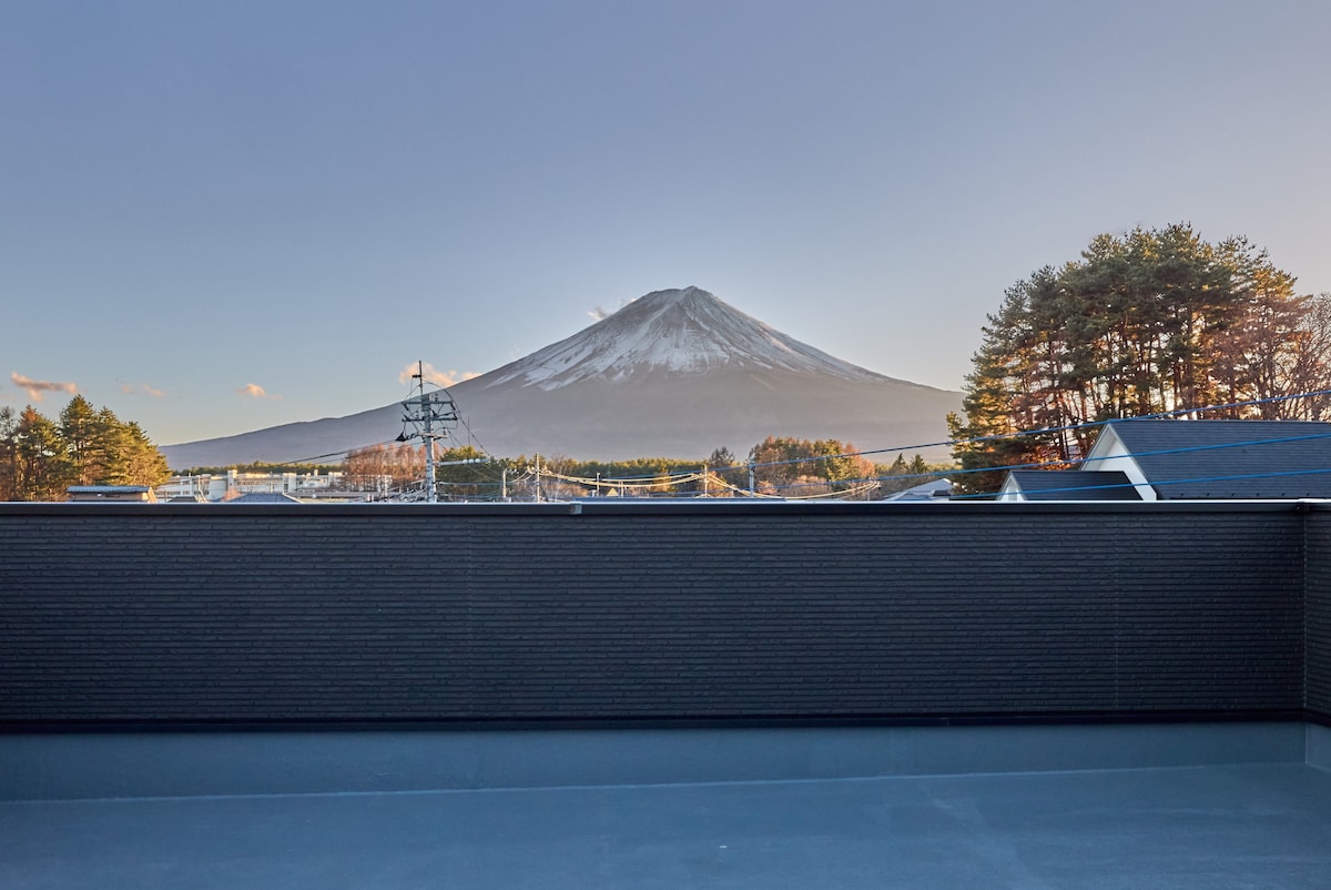 新建的私人住宅，带屋顶，距离神湖站站（ Kaguchiko Station ） 13分钟！花园露台上有烧烤（收费） ！"天空，花园"