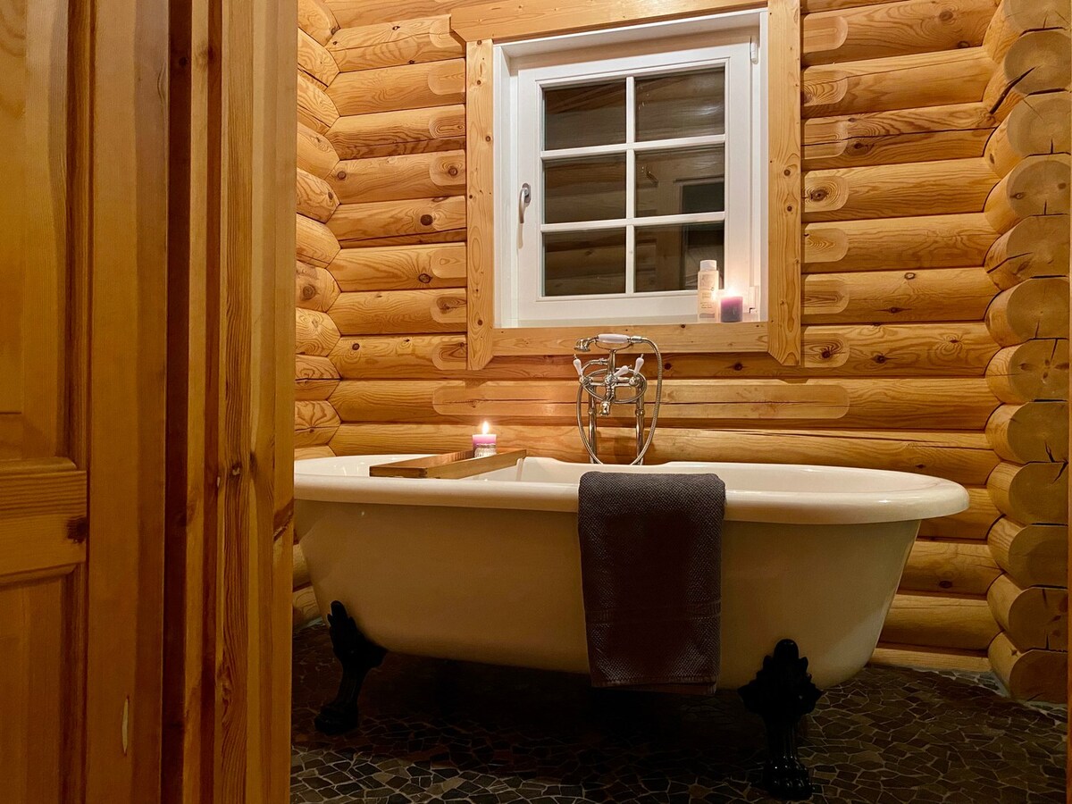 Romantic Lodge in the woods (with bathtub)