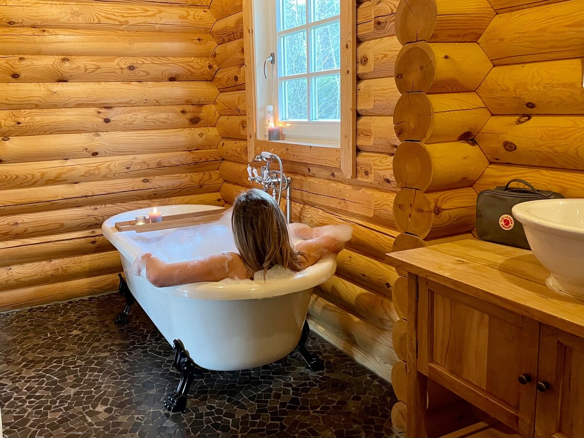 Romantic Lodge in the woods (with bathtub)