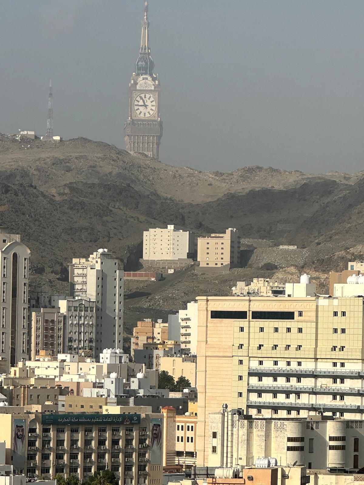 Luxurious Hilltop Apt 9 minutes from AlHaram