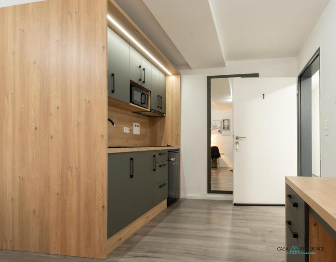 带工作空间和厨房的现代化公寓