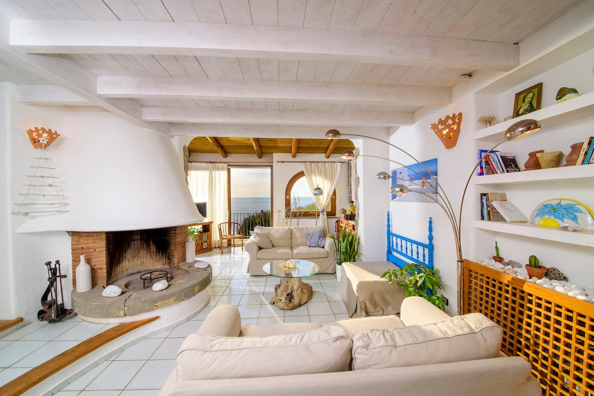 Villa with direct sea access, pool and jacuzzi