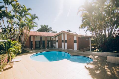 Casa de Condomínio c/ Piscina