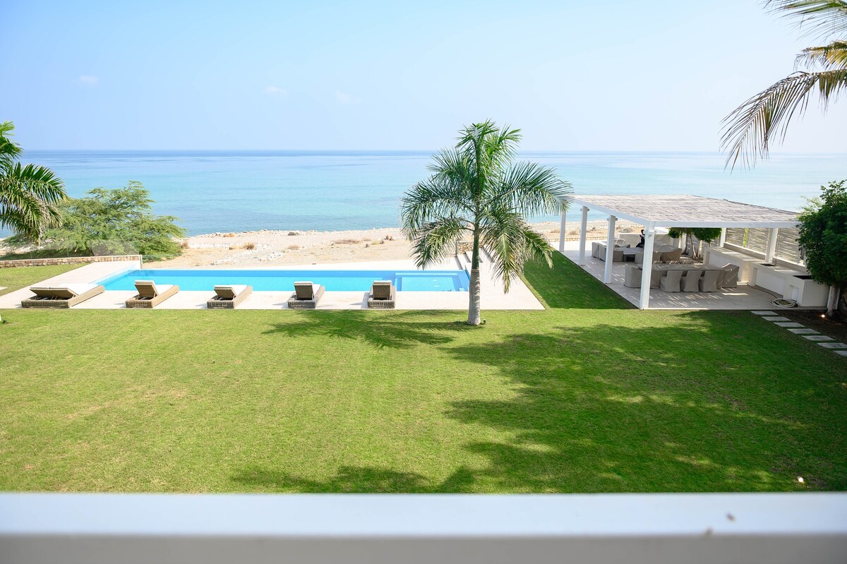 Stunning Beachfront Villa in Sifah, Oman