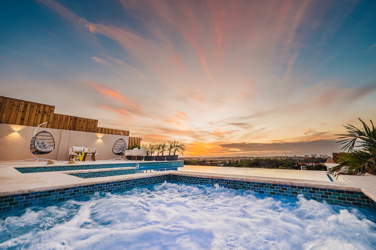 Villa w/Sunset Views, Big Pool, Hot Tub, Sleeps 8