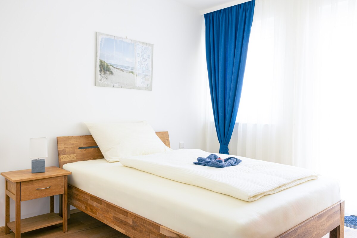 Sonnige 2-Zimmer mit Queensize-Bett & Balkon