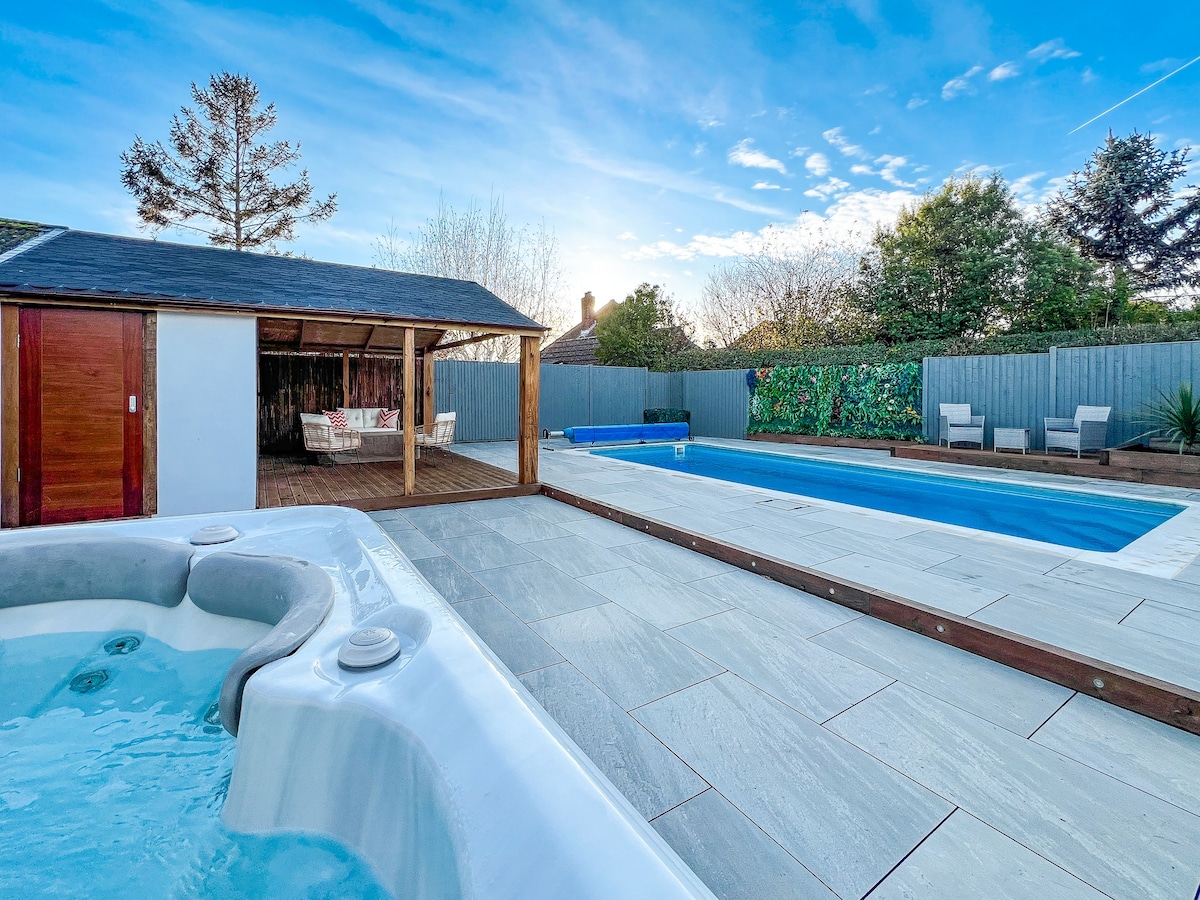 Cabin - Private Heated Swimming Pool & Hot Tub