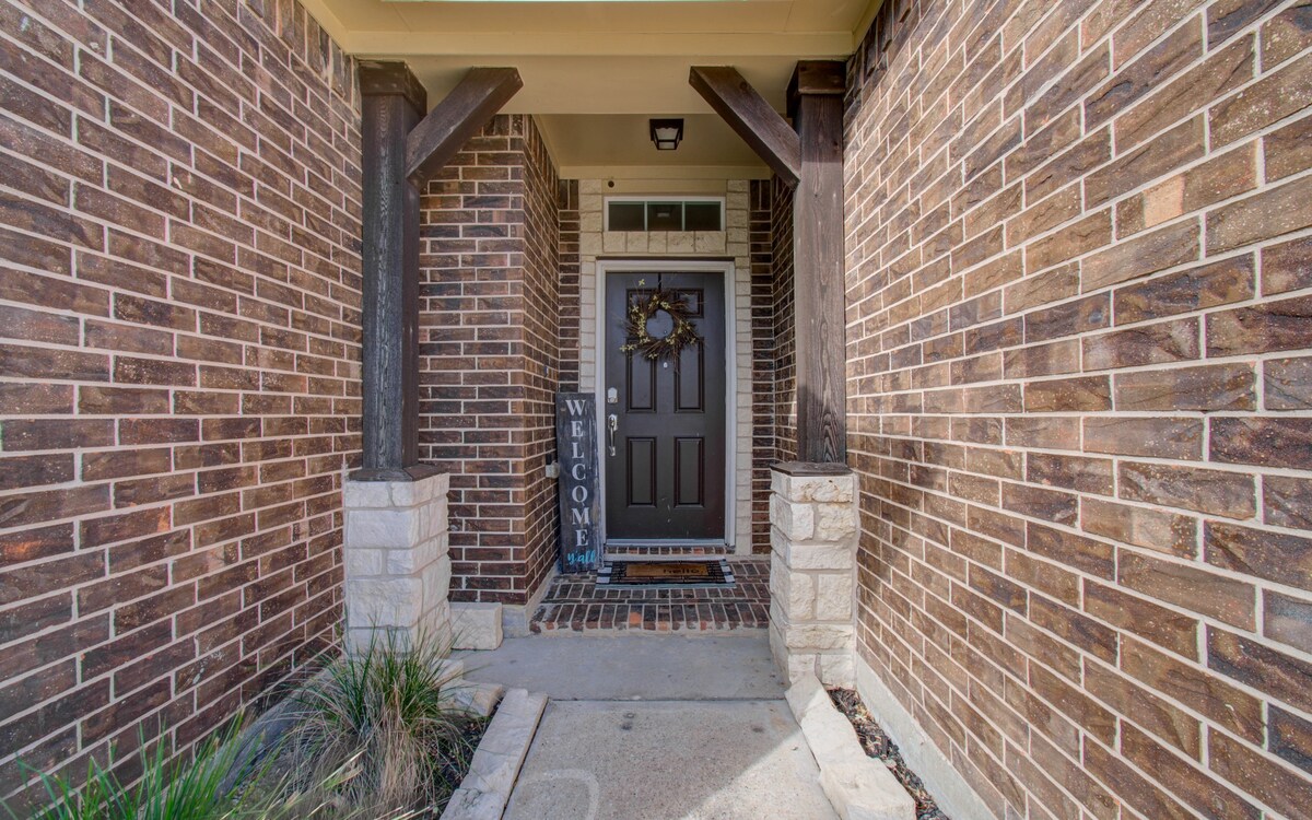 Cozy home in Mont Belvieu, TX!