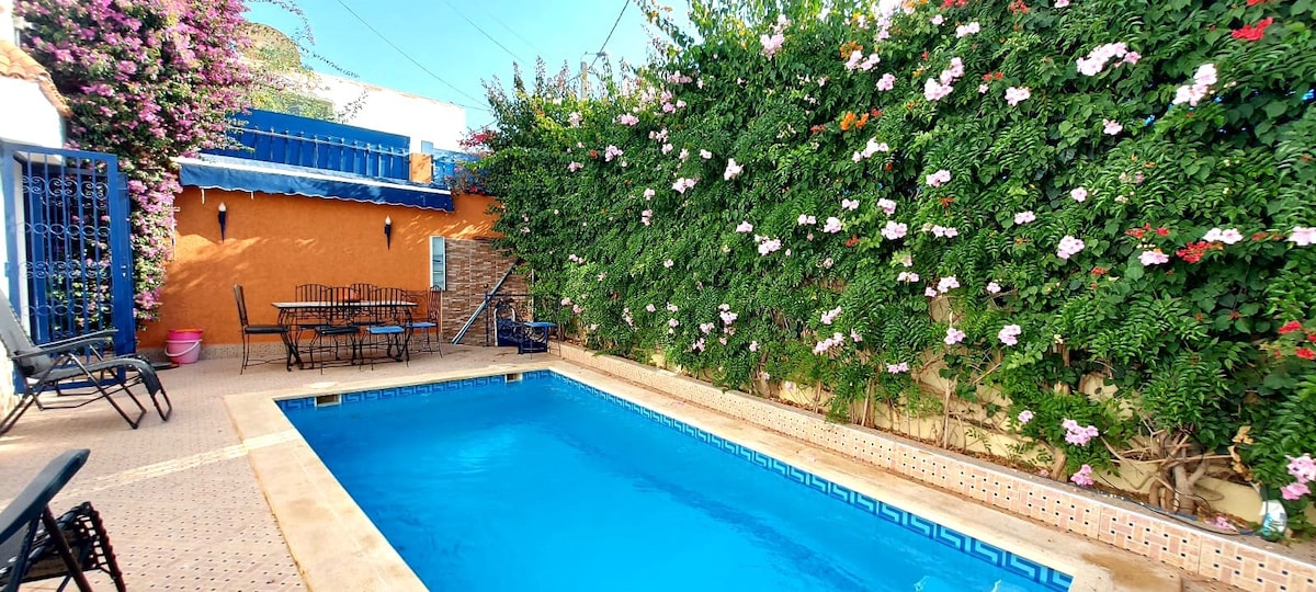 spacieuse villa piscine et terrasses ensoleillées
