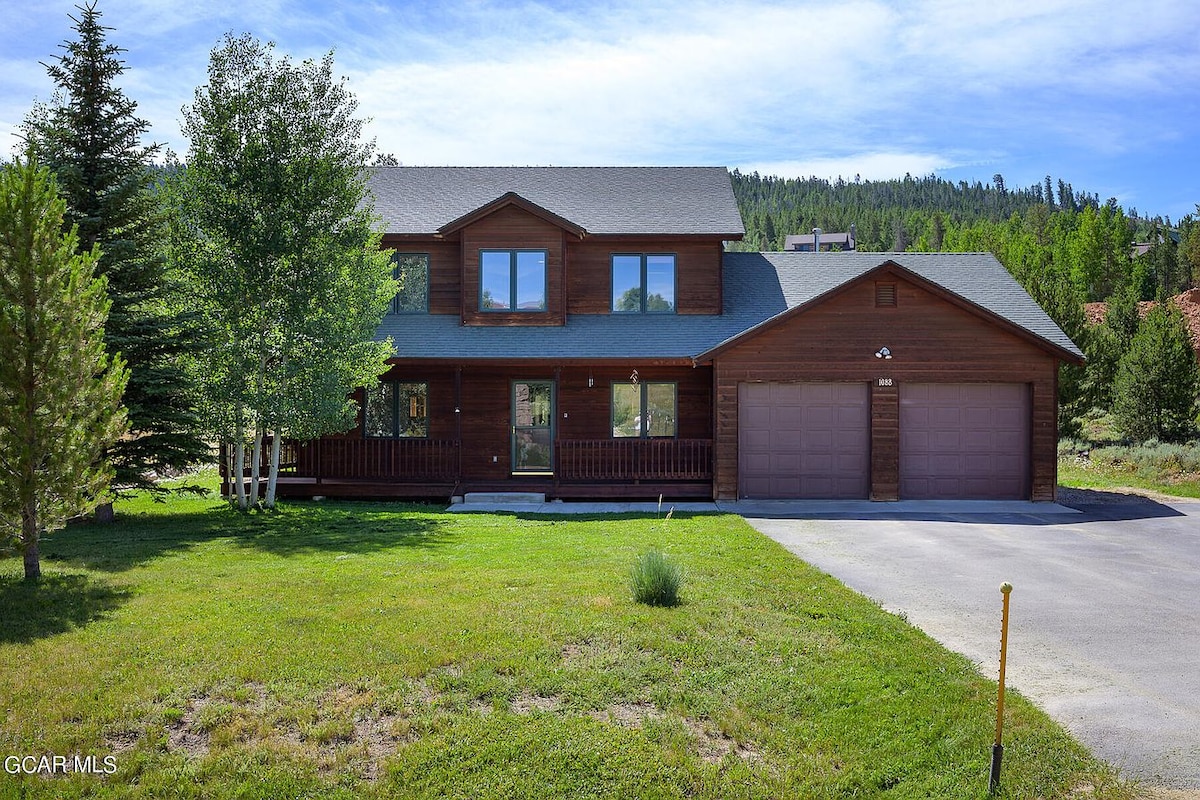 Spacious Mountain Home with Private Hot Tub