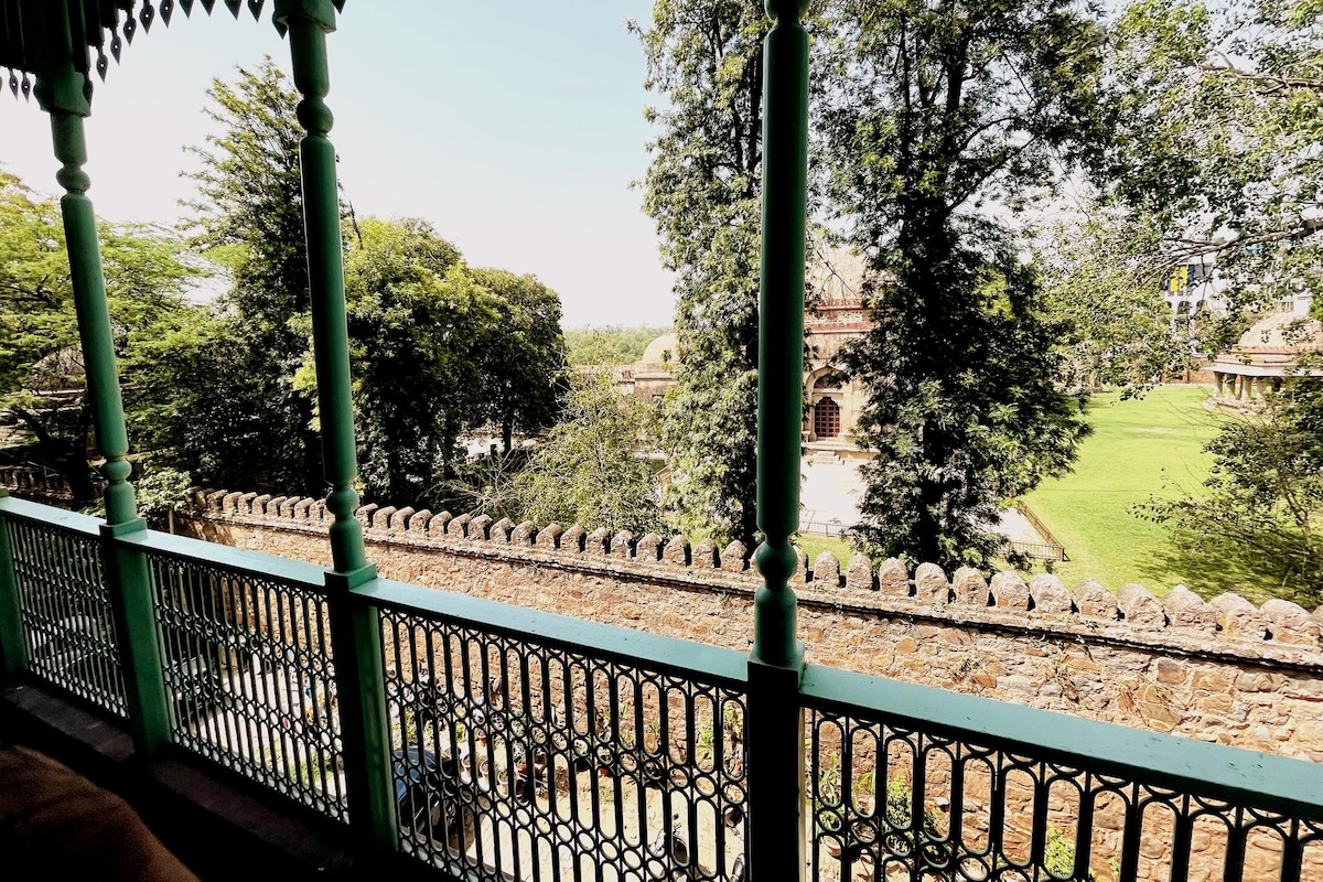 Forest Lane公寓（ Hauz Khas Fort Balcony View ）