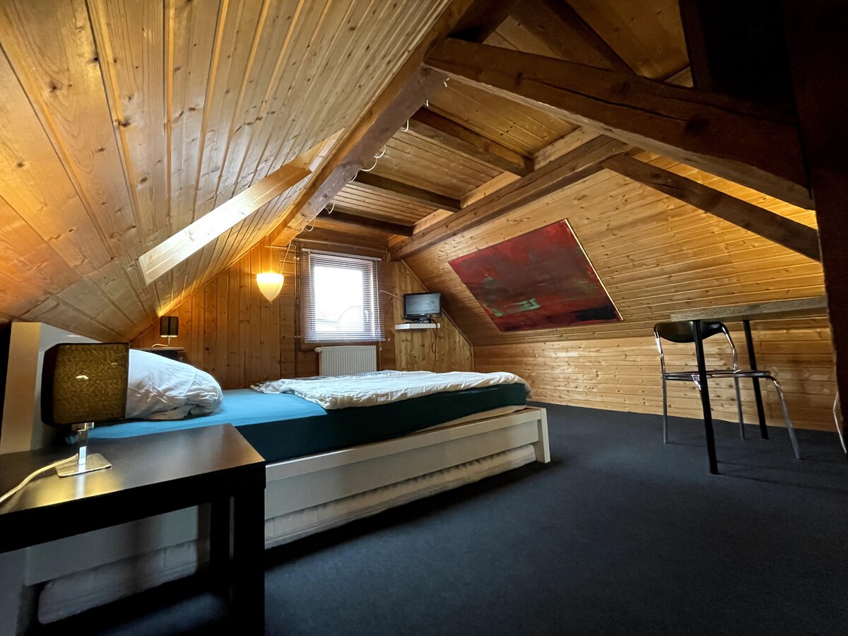 舒适的房间，位于小型半木屋小屋内