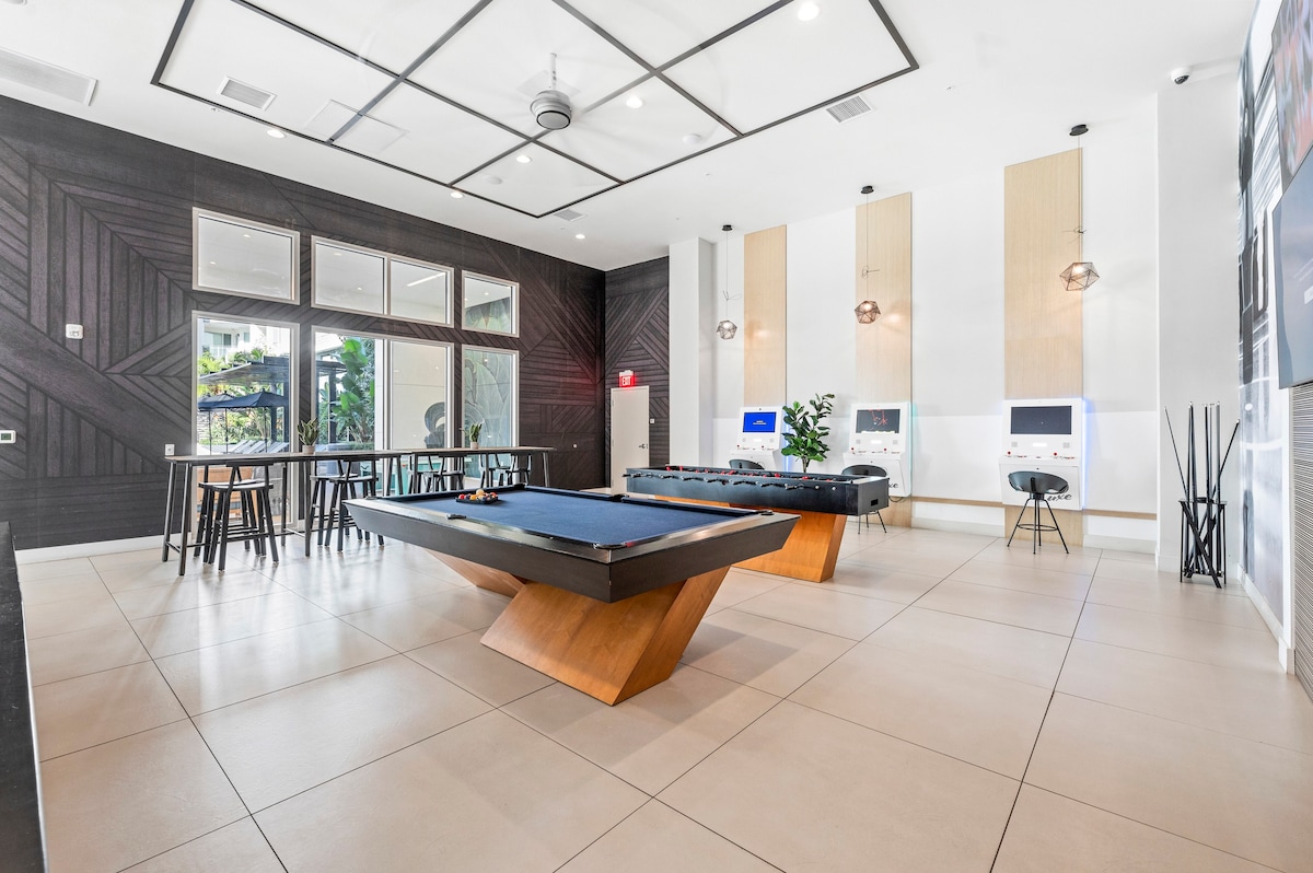 Central Luxe Penthouse: Games! Pool! Spa! Gym!