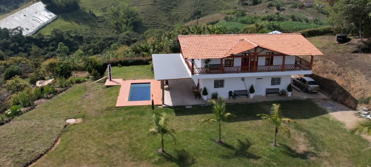 Hermosa casa de campo con piscina Peñol/Guatapé.