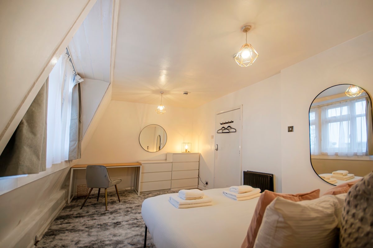 SS8 | Spacious Private Room in Whitechapel