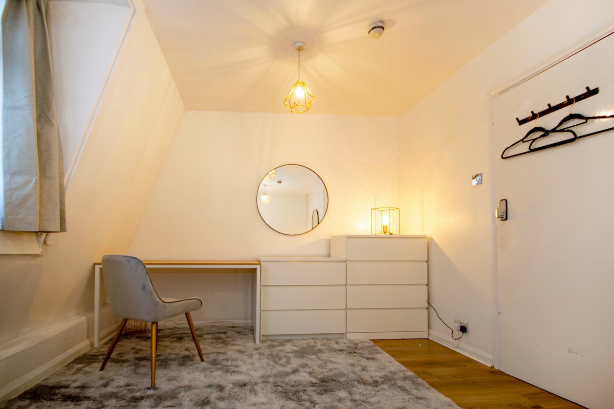 SS8 | Spacious Private Room in Whitechapel