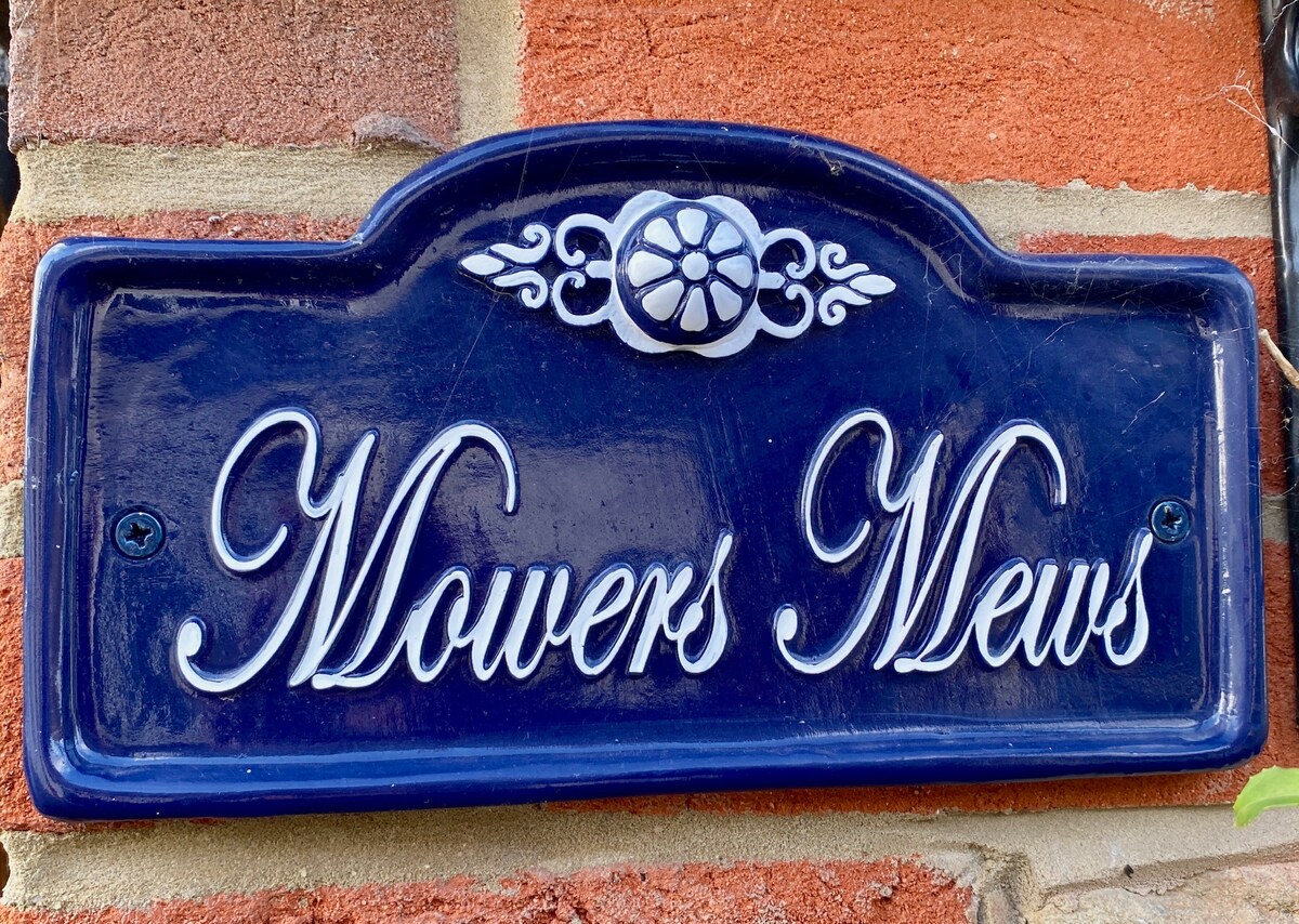 Mowers Mews, detached house in Midhurst old town
