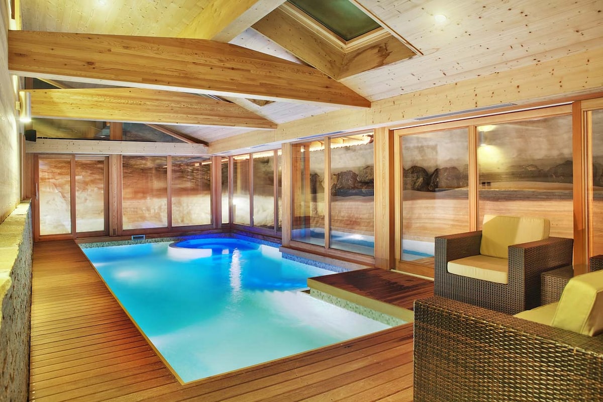 带室内泳池的度假木屋