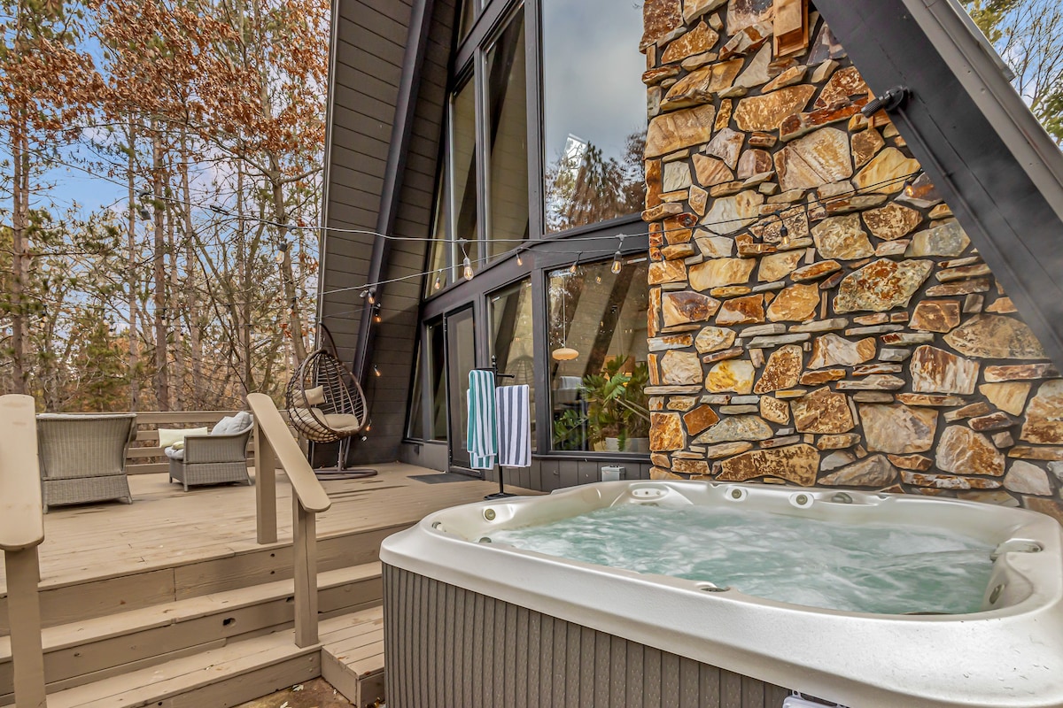 Maple Bluff Escape - A-Frame Perfection - HOT TUB!