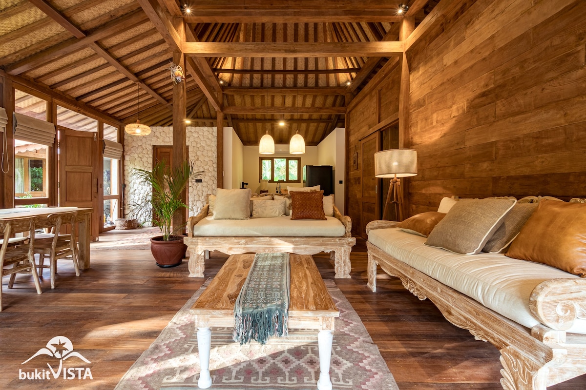 Uluwatu's Hidden Gem: 3BR Traditional Wooden Villa