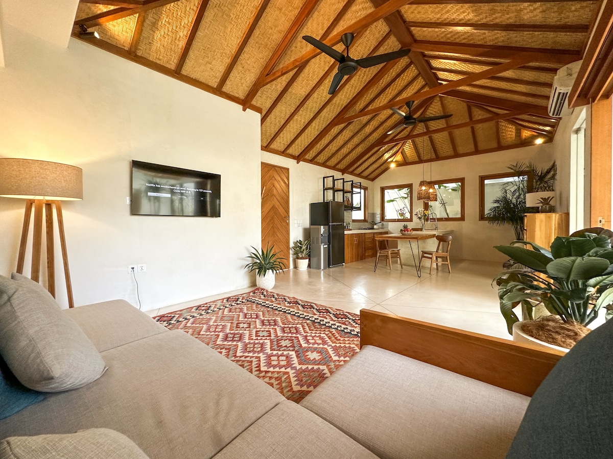 Flow Villa: Modern Oasis, Cozy Retreat in Bingin