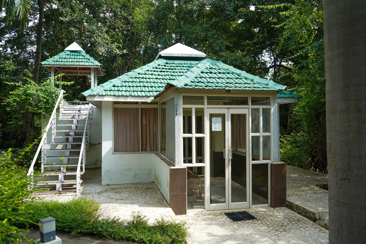 360 Glass Cottage w Private Lawn