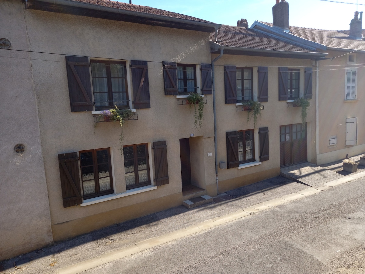 La Forge de Jussey  
maison entière avec 
terrasse