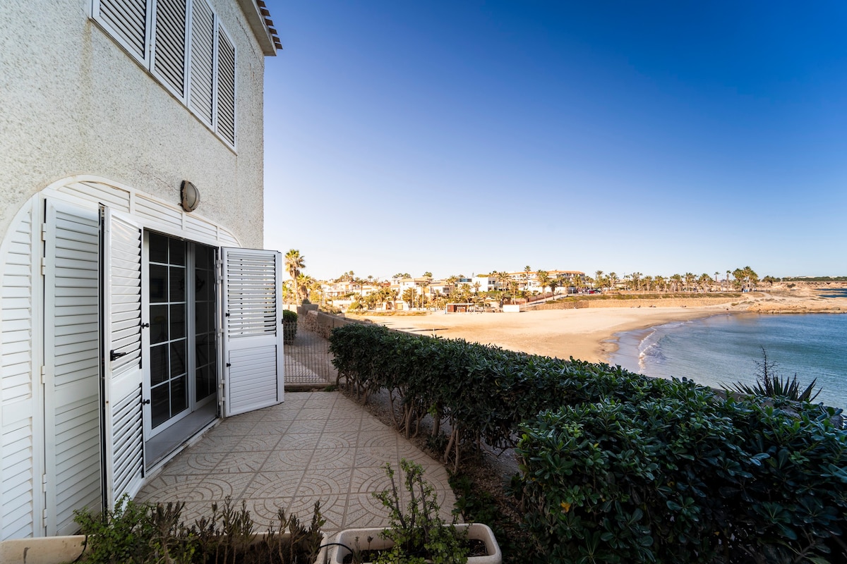 Seaview Bliss: Playa Flamenca Beachfront Bungalow