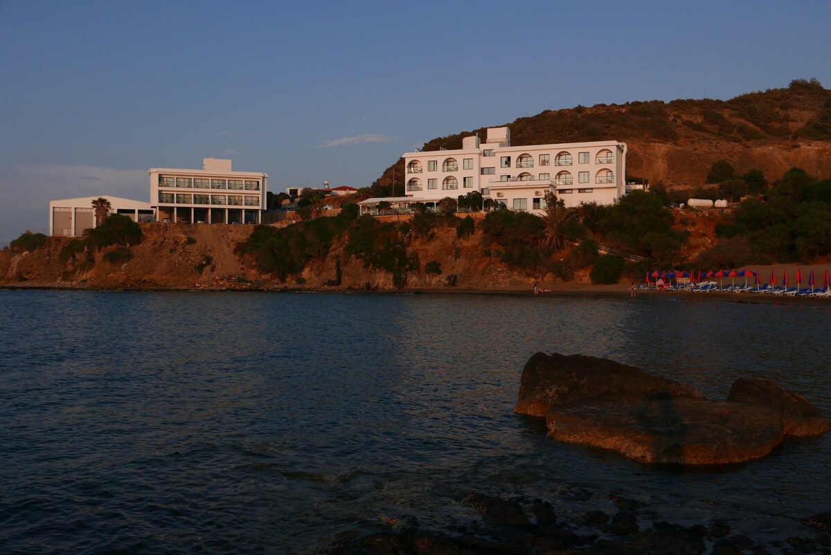 E.J. Pyrgos Bay Hotel