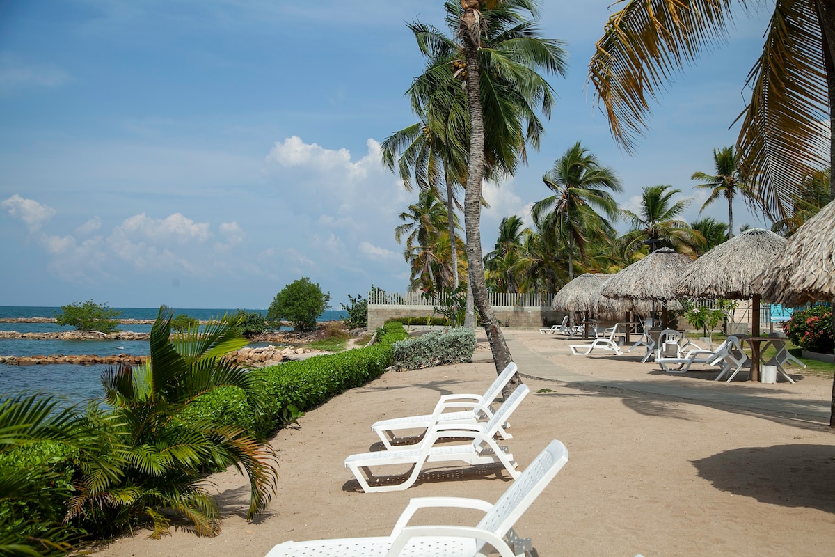 Apto en Coveñas con piscina y playa frente al mar