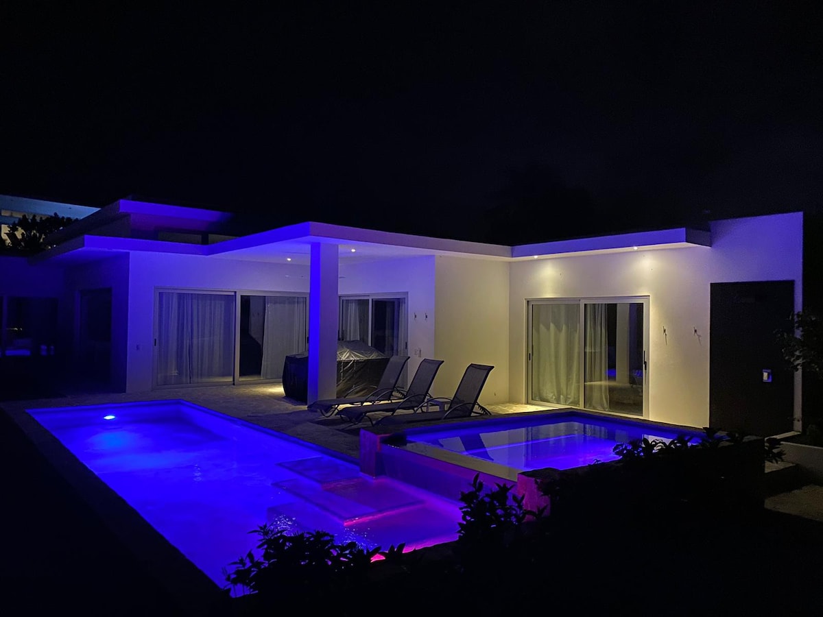 Open style & well-furnished villa with long pool