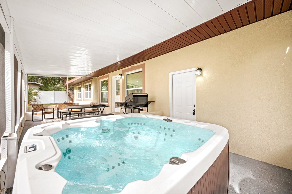 Fully remodeled w/hot tub near beaches