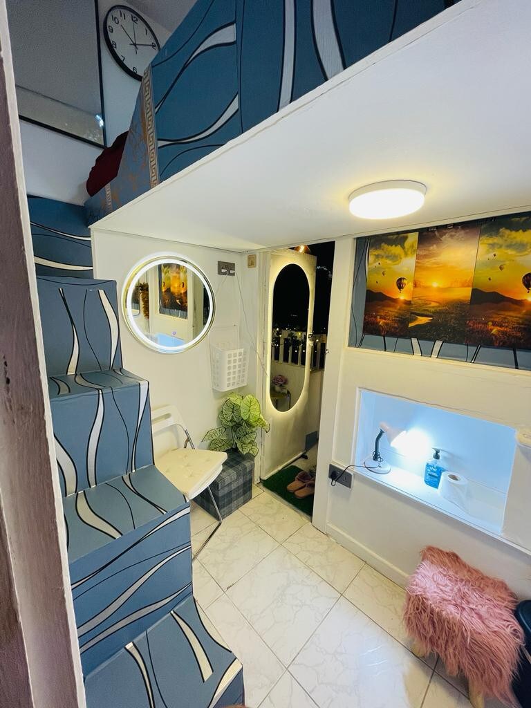 Dubai Toyota: Room 5  (13 rooms share 2 bathrooms)