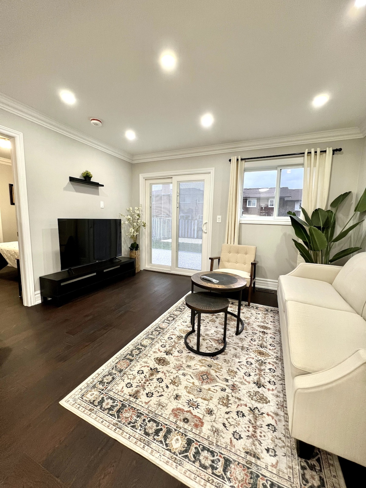 Cozy Home In Downtown Mississauga, Steps to SQ1