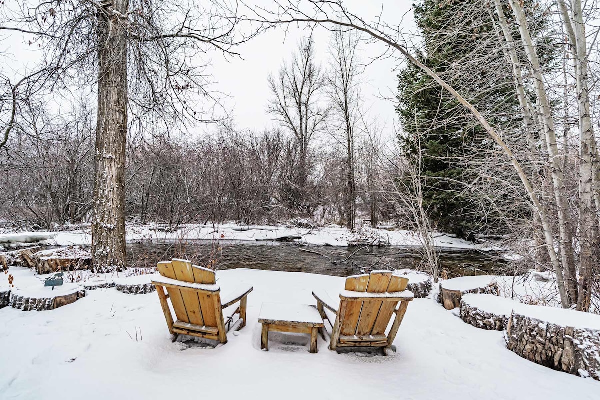 Renovated Couple's Getaway w/ Hot Tubs, by Targhee