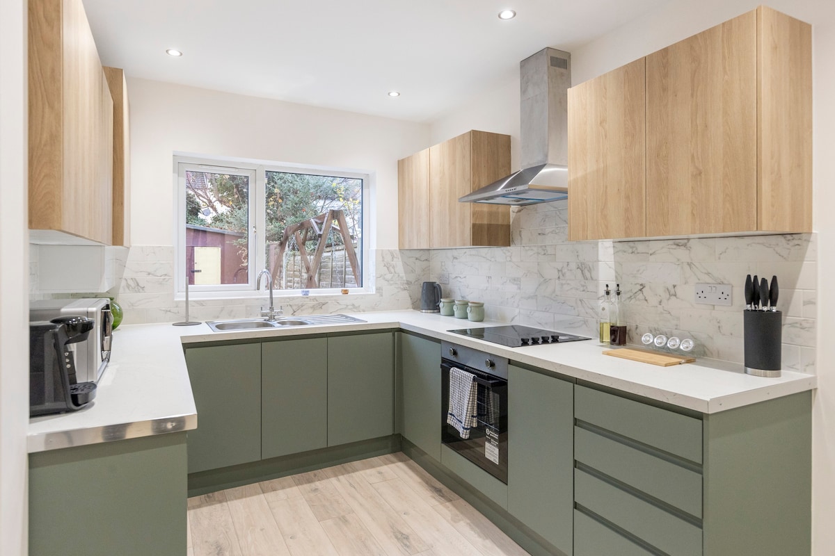 Essex Vibes: Modern, Funky, & Spacious 4-Bed House