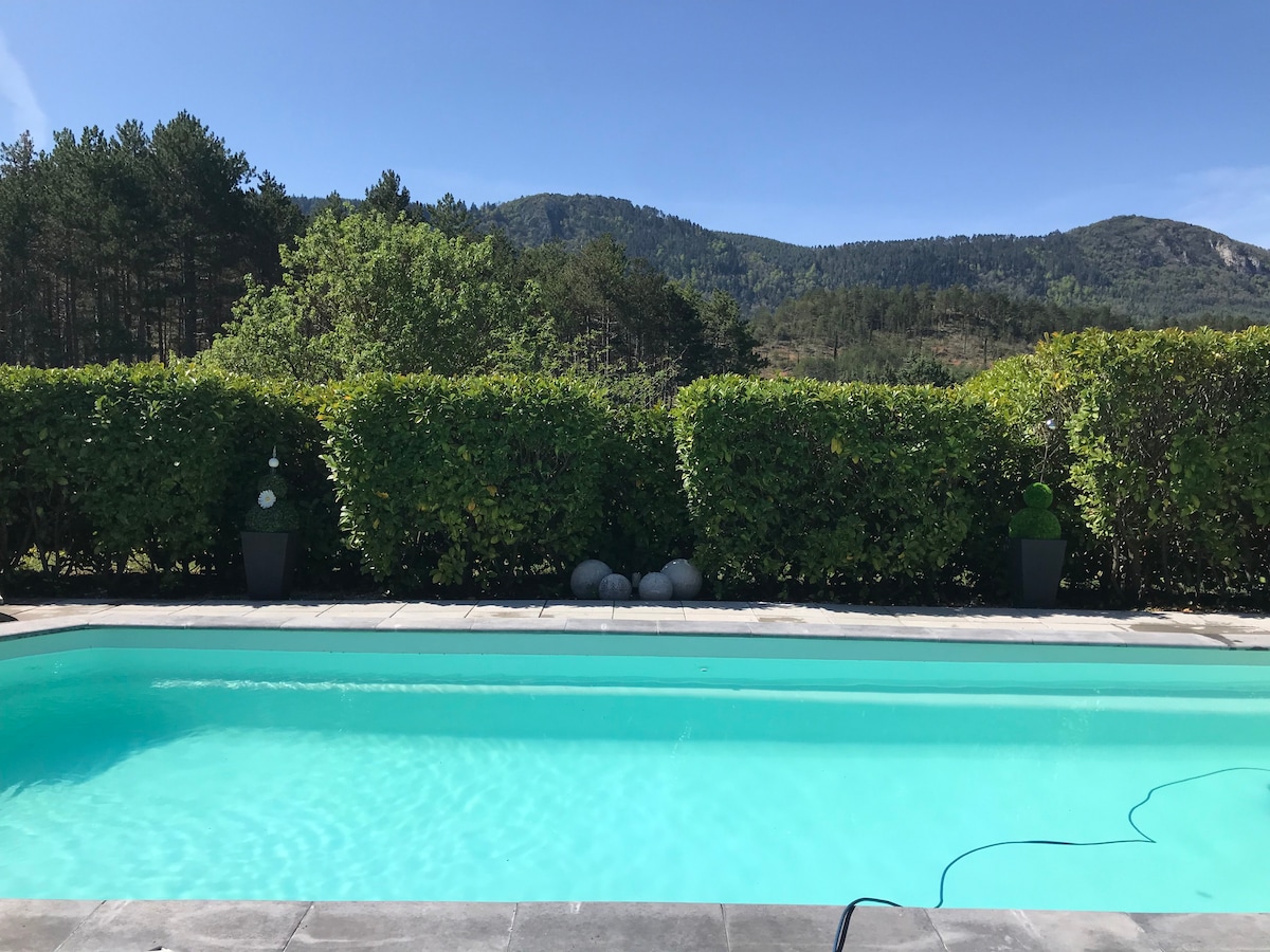 Villa des terres rouges avec piscine dans l'Aude.