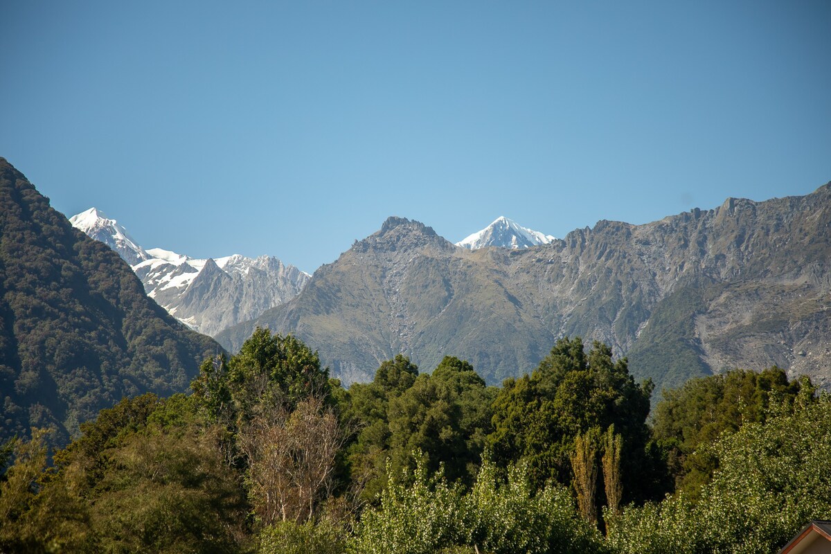 Mountain Views & Delicious Breakfast Fox Glacier